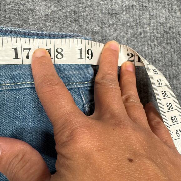 New Signature Levi's Strauss Size 8 W34 Mid Rise Bermuda Shorts Denim Blue - Picture 9 of 9